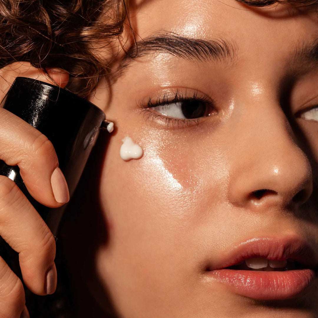 ÂN-DEW 10% Azelaic Acid + PHA Serum bottle with skin-brightening and exfoliating ingredients